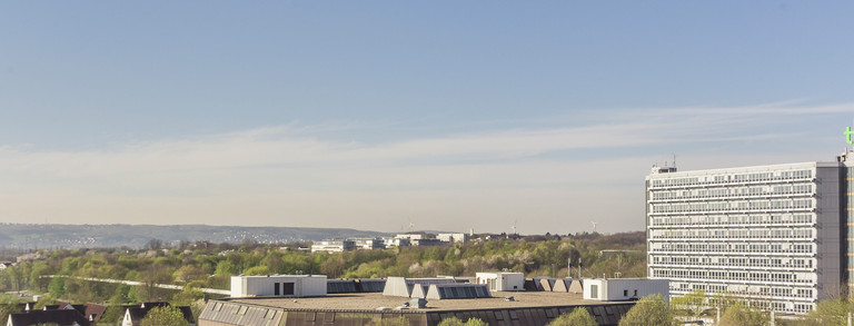 Panoramaansicht Campus Nord Der Campus Nord ist abgebildet. Im Zentrum des Bildes der Mathetower.
