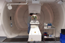 Arbeiten an einem Versuchsaufbau in der Protonentherapieanlage des WPE