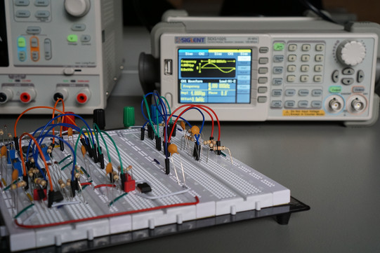 Example of an experimental setup in the electronics lab